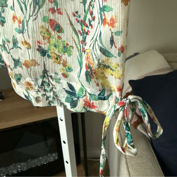 Jessica Simpson Floral Top Semi Sheer Ties at Neck and Hem Flutter Sleeve Size M - Picture 4 of 8